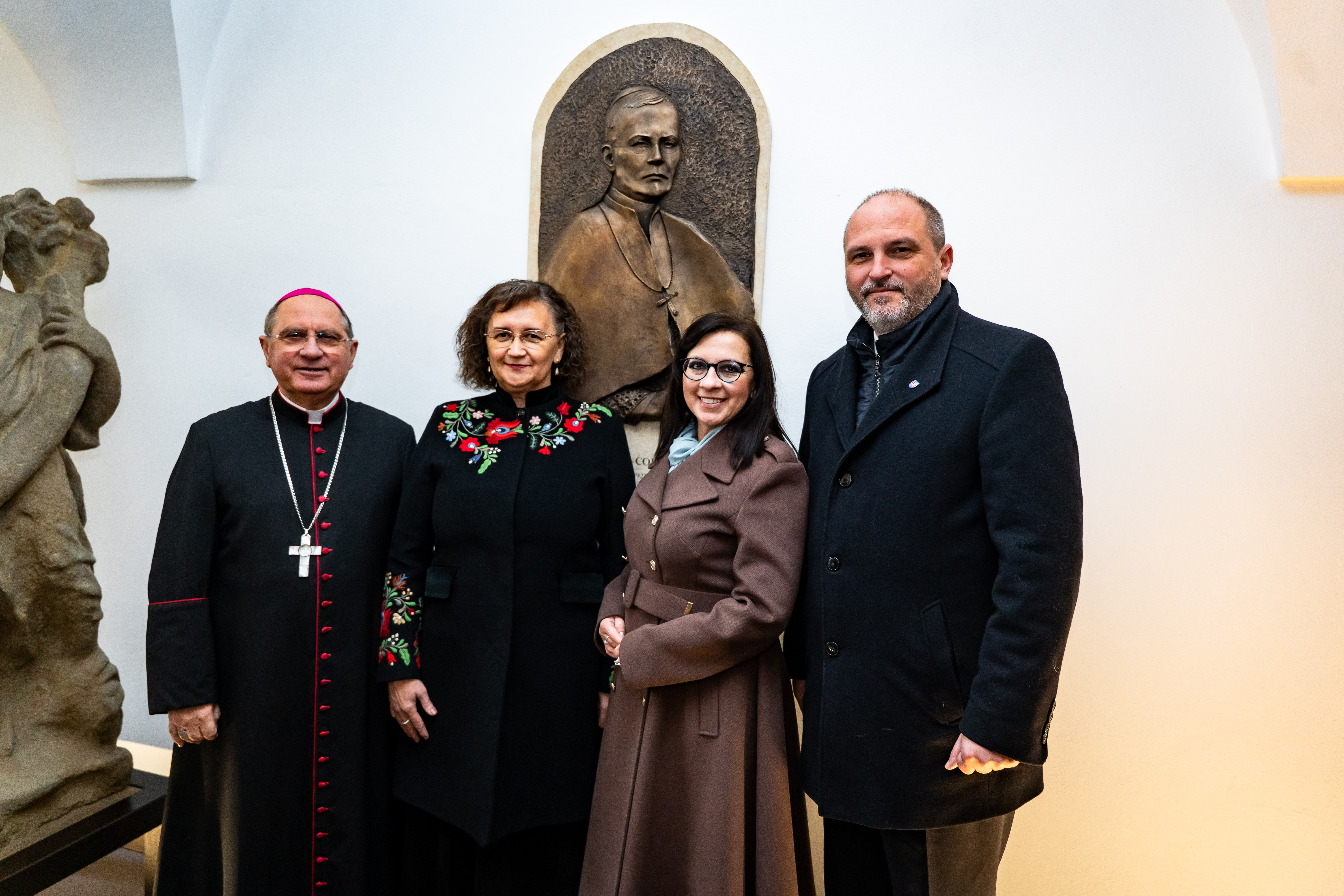 Slavnostne odhalenie pamatnej tabule na pocest kosickeho biskupa Augustina Fischer-Colbrieho-34